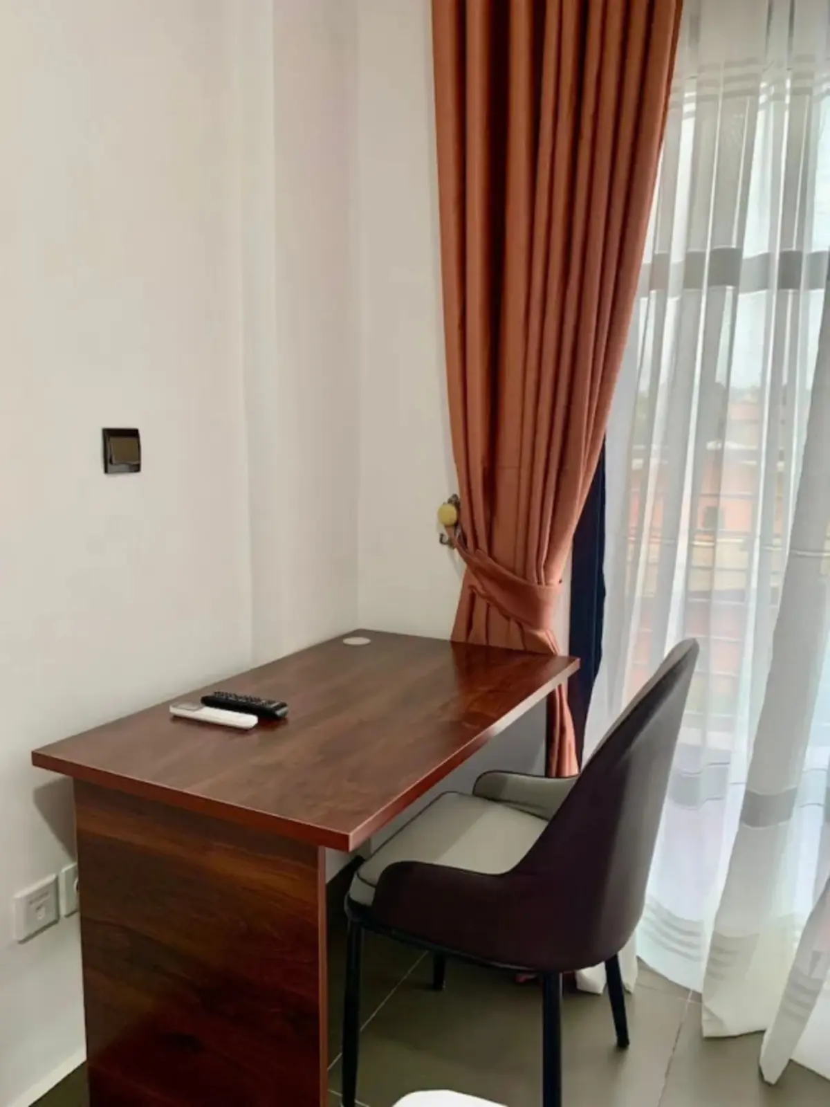 Chambre avec balcon et bureau