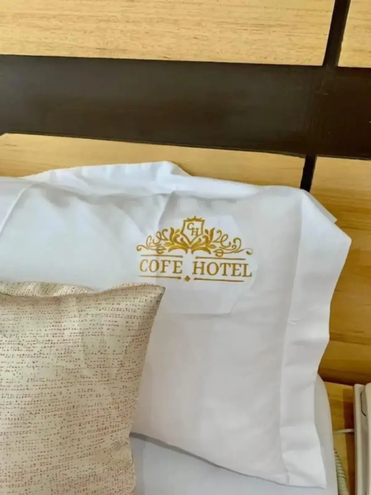 Linge brodé aux armes de l'hôtel