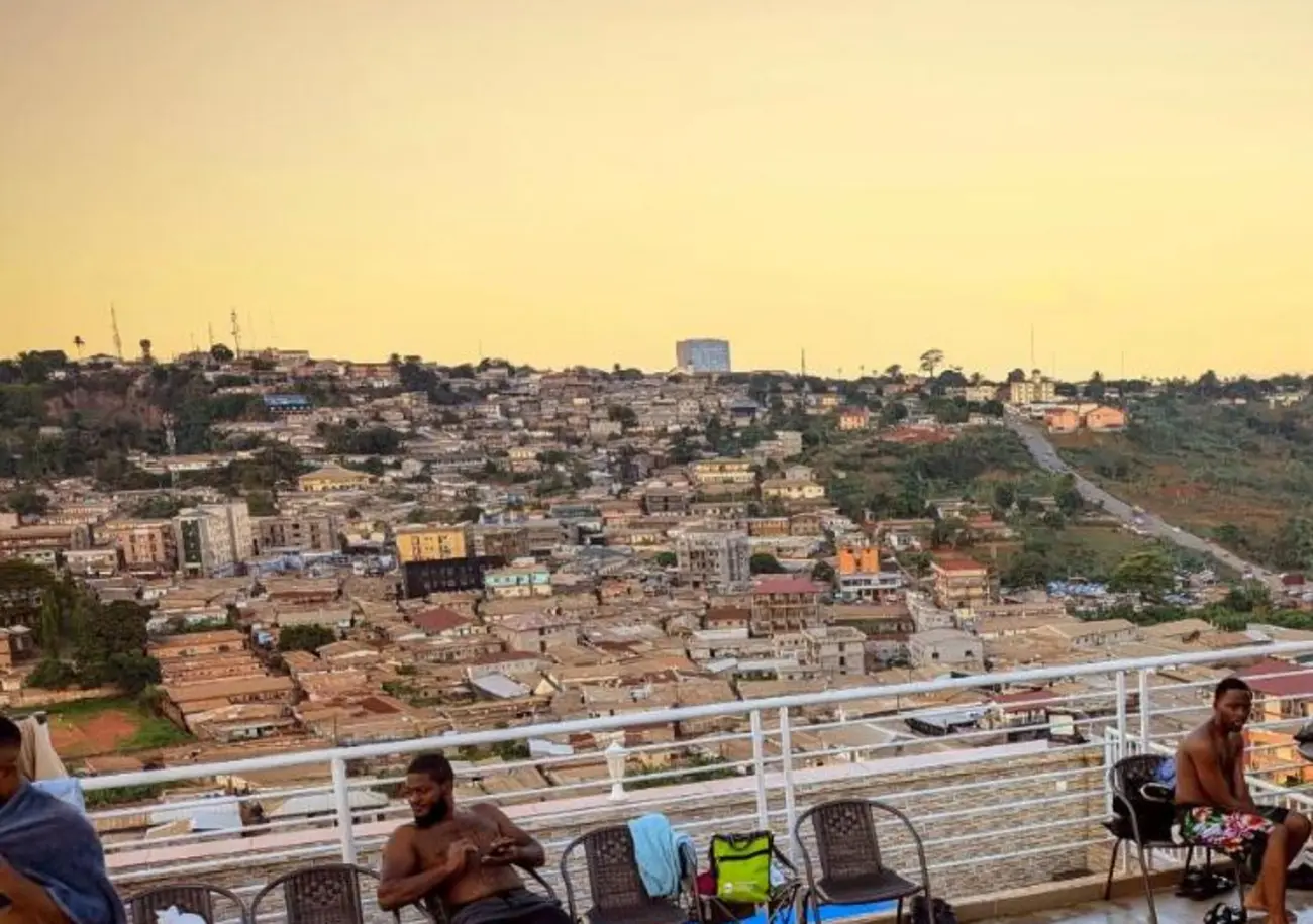 La terrasse du toit et la vue dégagée sur les collines de Yaoundé