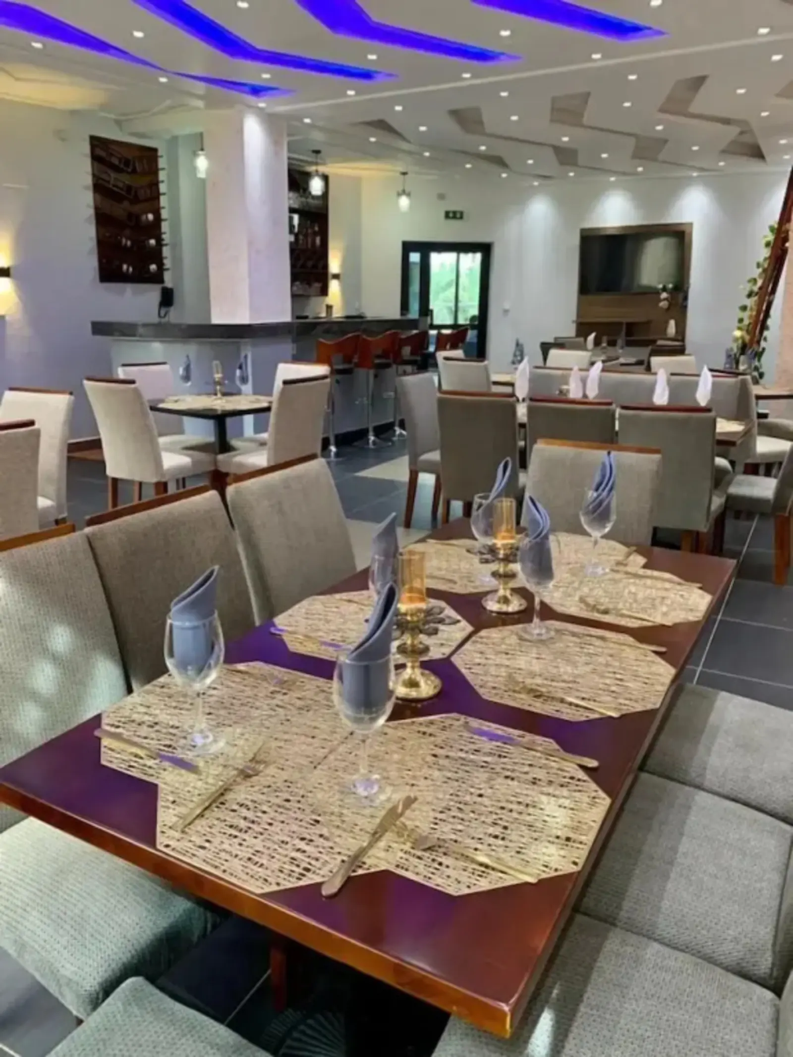 Salle du restaurant du COFE Hôtel, tables dressées