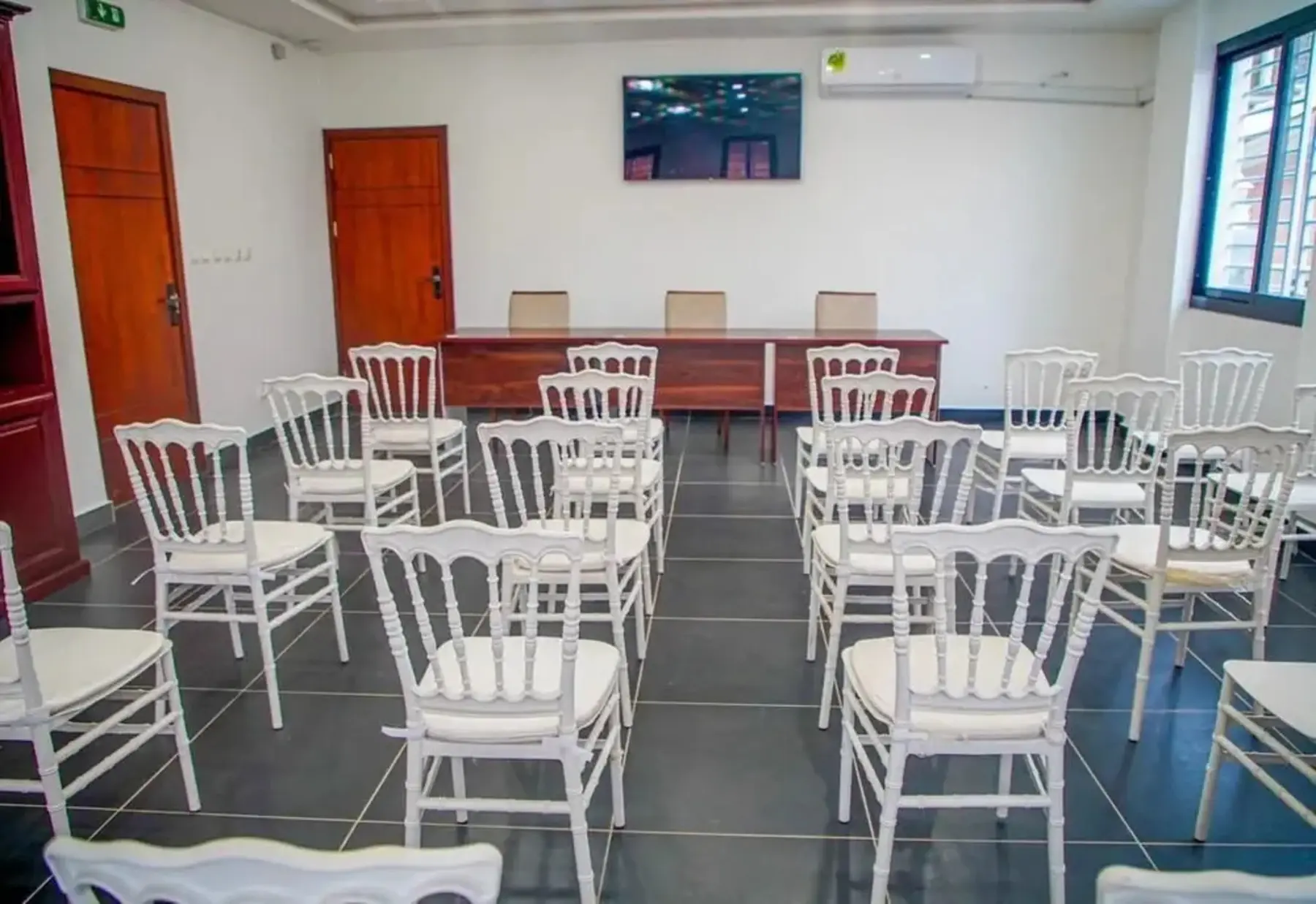 Salle de conférence du COFE Hôtel dressée en U