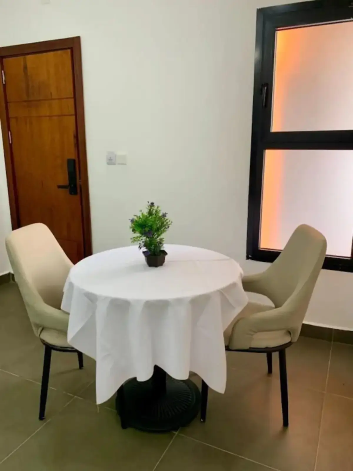Coin repas dressé avec nappe blanche